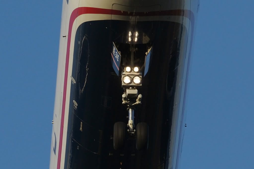 http://i828.photobucket.com/albums/zz210/SEC_photos/535B757USAwNoseGear.jpg