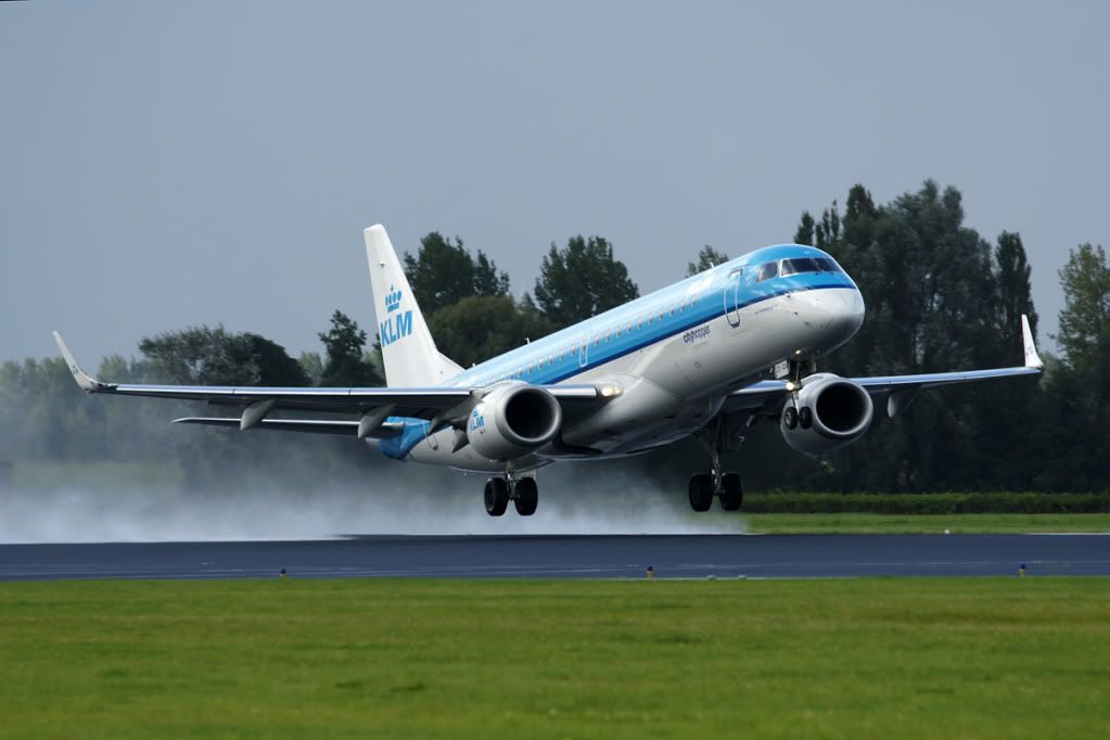 http://i828.photobucket.com/albums/zz210/SEC_photos/673ERJ190take-off.jpg
